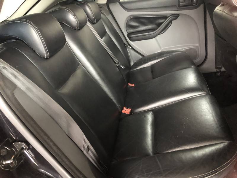 FORD - FOCUS - 2010/2011 - Preta - R$ 42.800,00