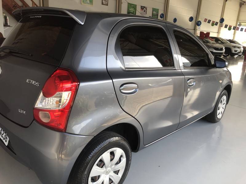 TOYOTA - ETIOS - 2015/2016 - Cinza - R$ 44.800,00