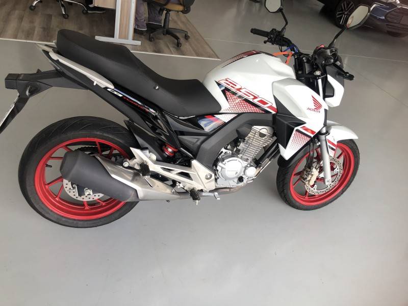 HONDA - CB 250F TWISTER - 2022/2022 - Branca - R$ 22.800,00