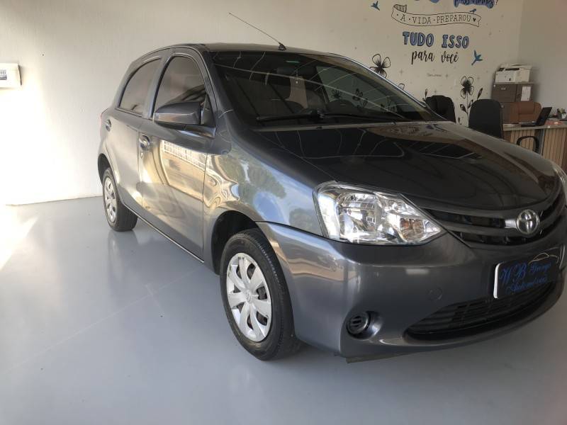 TOYOTA - ETIOS - 2015/2016 - Cinza - R$ 44.800,00