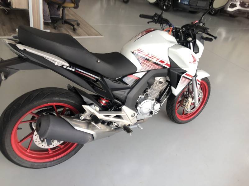 HONDA - CB 250F TWISTER - 2022/2022 - Branca - R$ 22.800,00