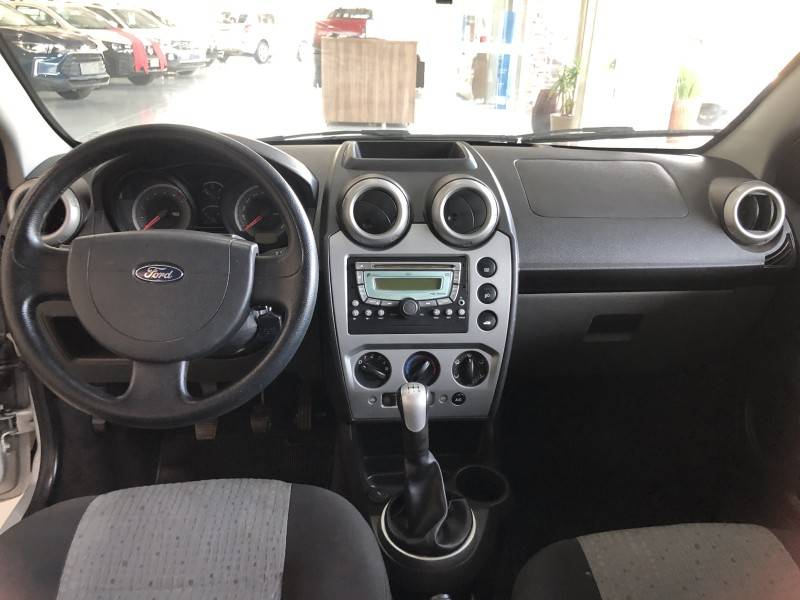 FORD - FIESTA - 2011/2012 - Prata - R$ 36.800,00
