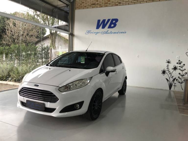 FORD - FIESTA - 2013/2014 - Branca - R$ 38.800,00