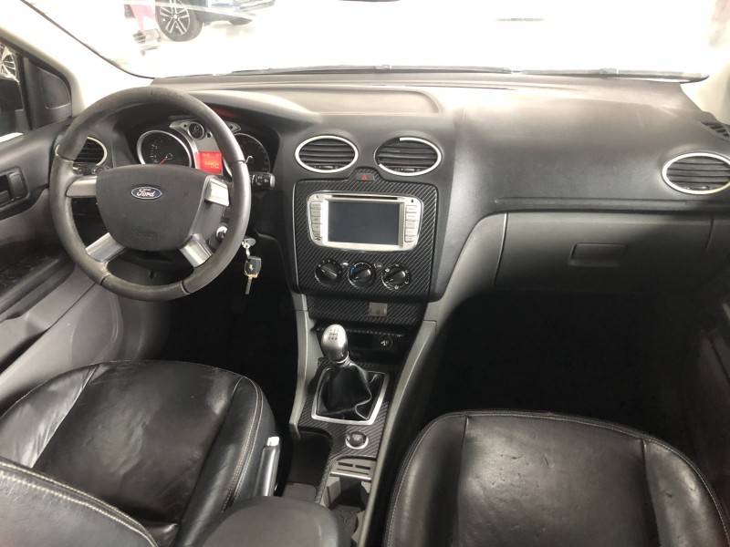 FORD - FOCUS - 2010/2011 - Preta - R$ 42.800,00